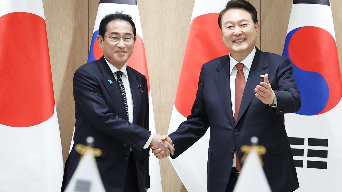 El presidente de Corea del Sur, Yoon Suk Yeol (derecha) y el primer ministro japonés Fumio Kishida durante su encuentro en Seúl.