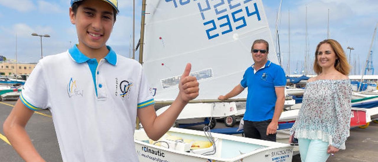 Samuel Beneyto, junto a sus padres, Rosa y Miguel, en el Real Club Náutico de Gran Canaria.