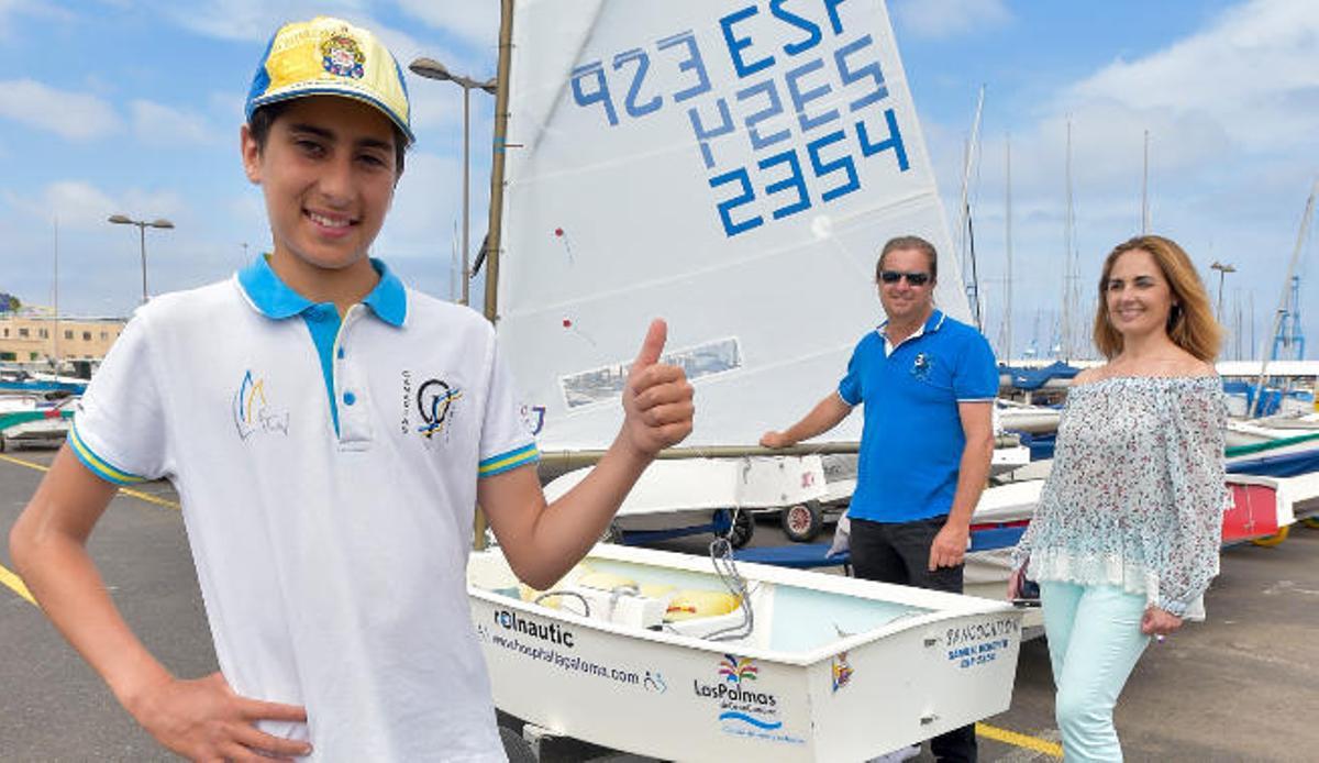 Samuel Beneyto, junto a sus padres, Rosa y Miguel, en el Real Club Náutico de Gran Canaria.
