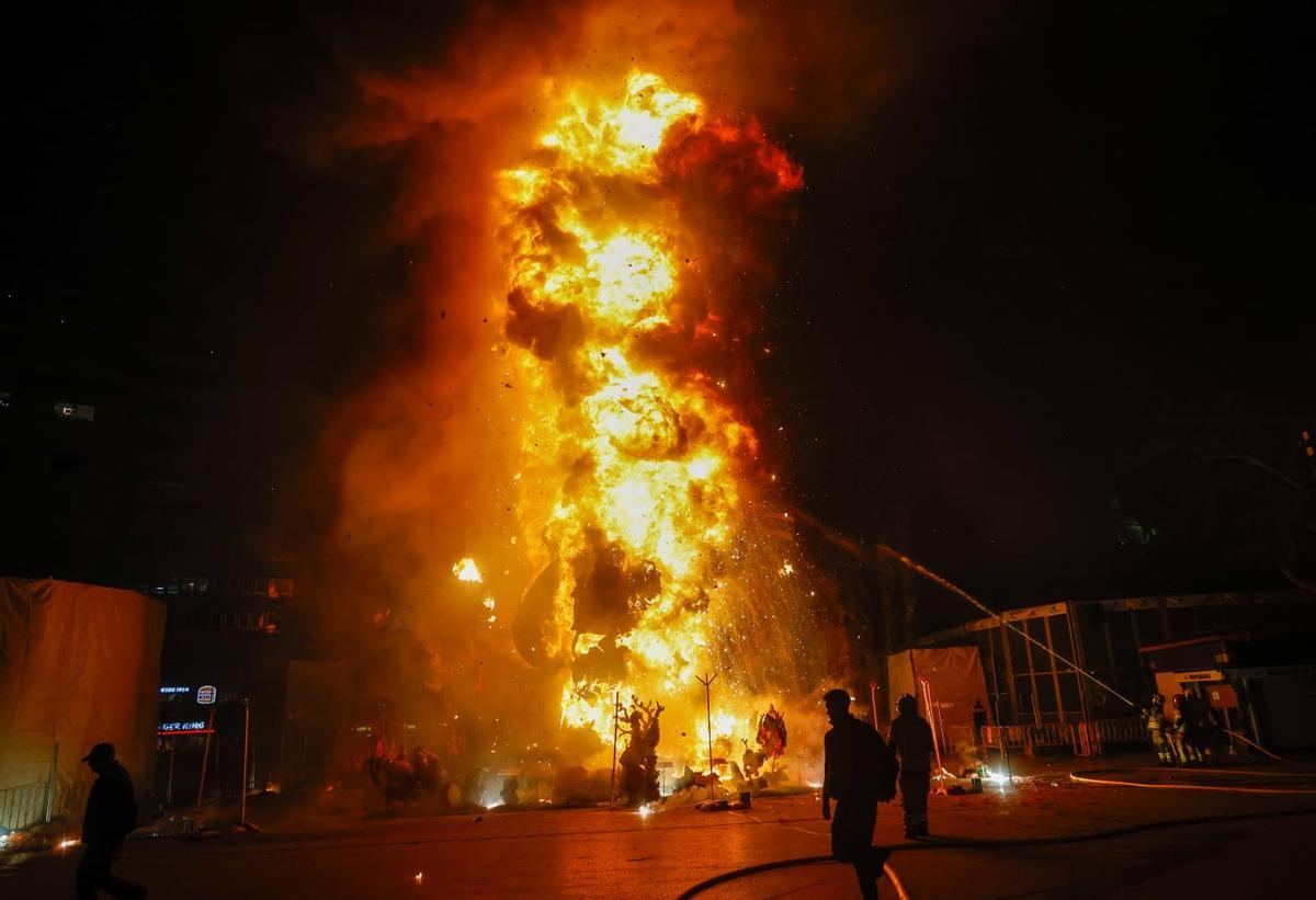 La Cremà de la falla municipal de València, en imágenes