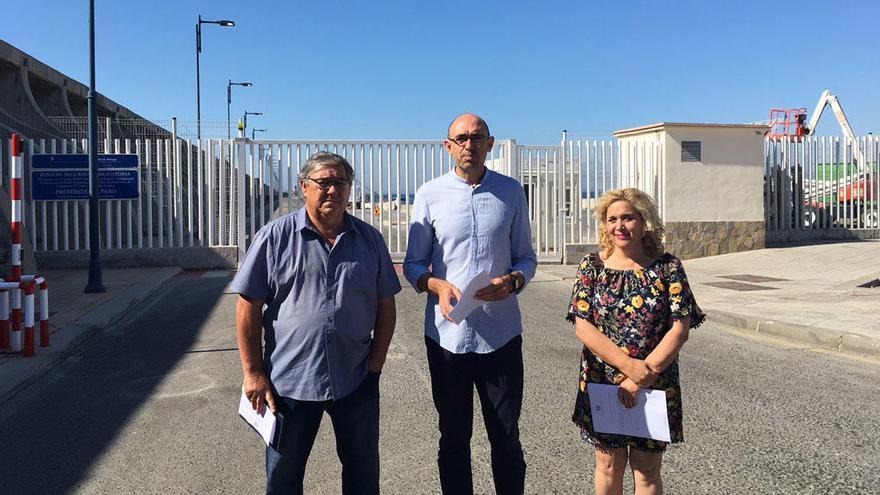 Los ediles de IU junto a Juan Antonio Triviño, ayer ante la verja que impide el paso al morro.