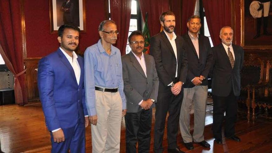 El alcalde de Vilagarcia, en el centro, con la delegación de India.