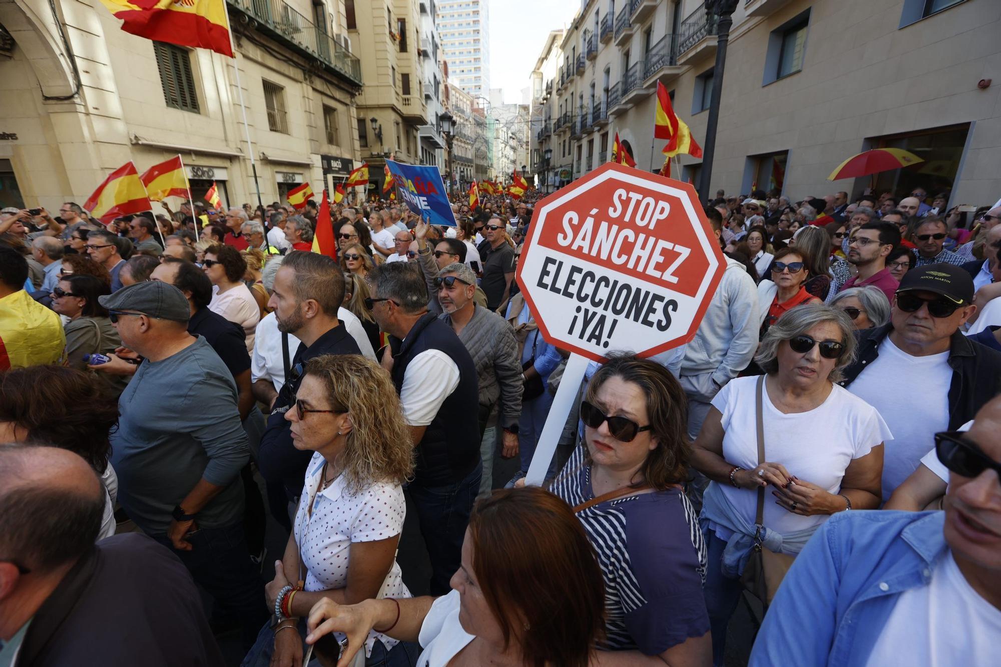 Manifestantes en los alrededores del ayuntamiento de Alicante