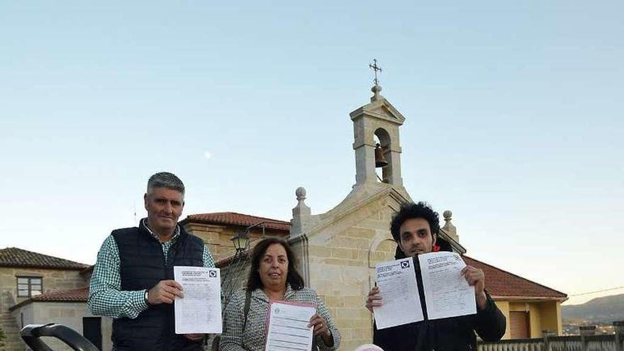 Los vecinos de Raxó que llevan a cabo la recogida de firmas. // G.S.