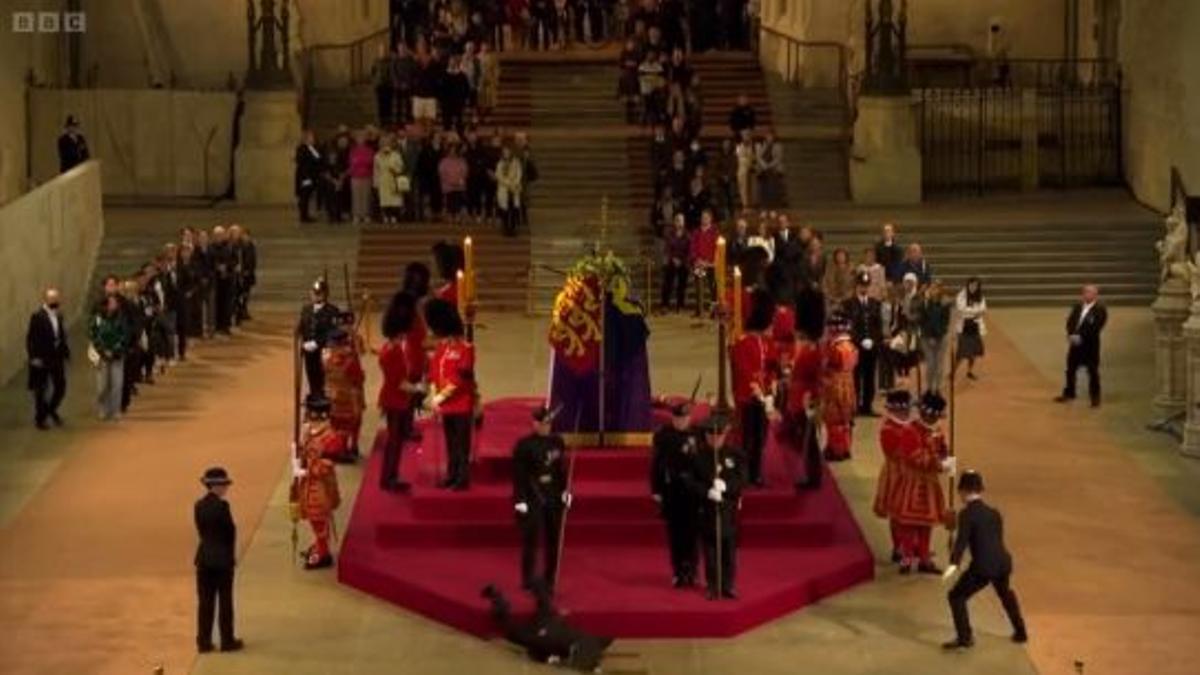 Un guardia real se desmaya mientras custodiaba el féretro de la Reina Isabel II