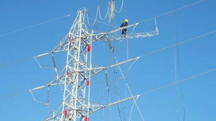 Un trabajador de Endesa, en el término municipal nerjeño.