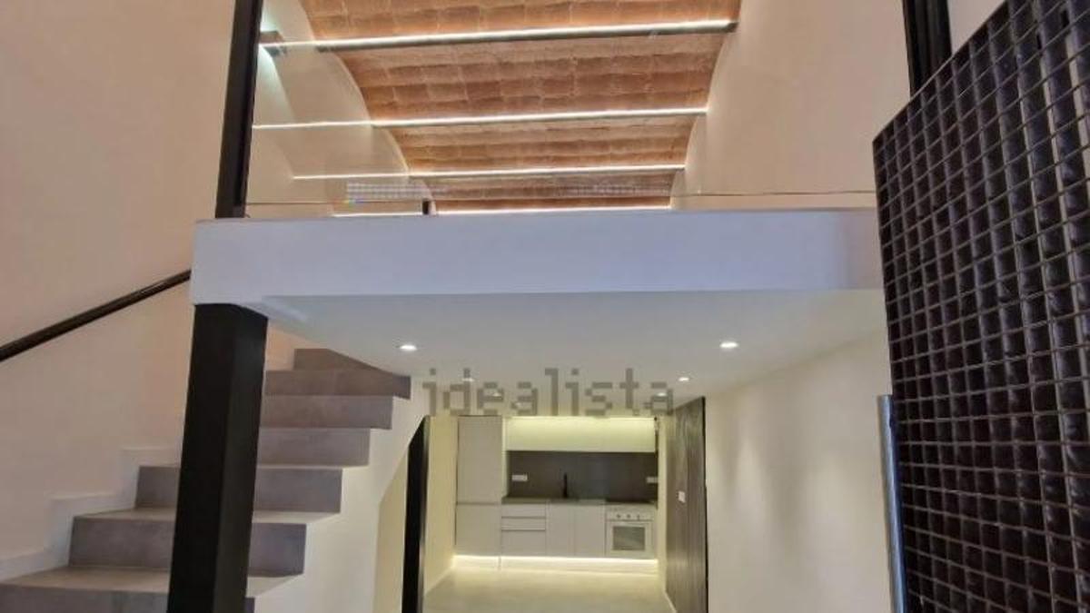 Un local convertit en habitatge en el Raval, a Ciutat Vella, sense cèdula i que es ven per 153.000 euros.