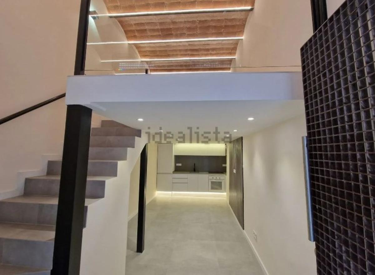 Un local convertido en vivienda en el Raval, en Ciutat Vella, sin cédula y que se vende por 153.000 euros.