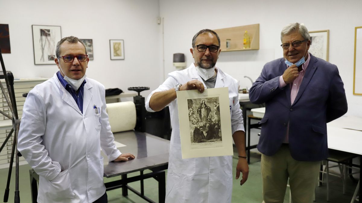 Antonio Cañete, Salvador Haro y Federico Castellón, con la primera estampa del grabado inédito de Fernando Ortiz en 254 años.
