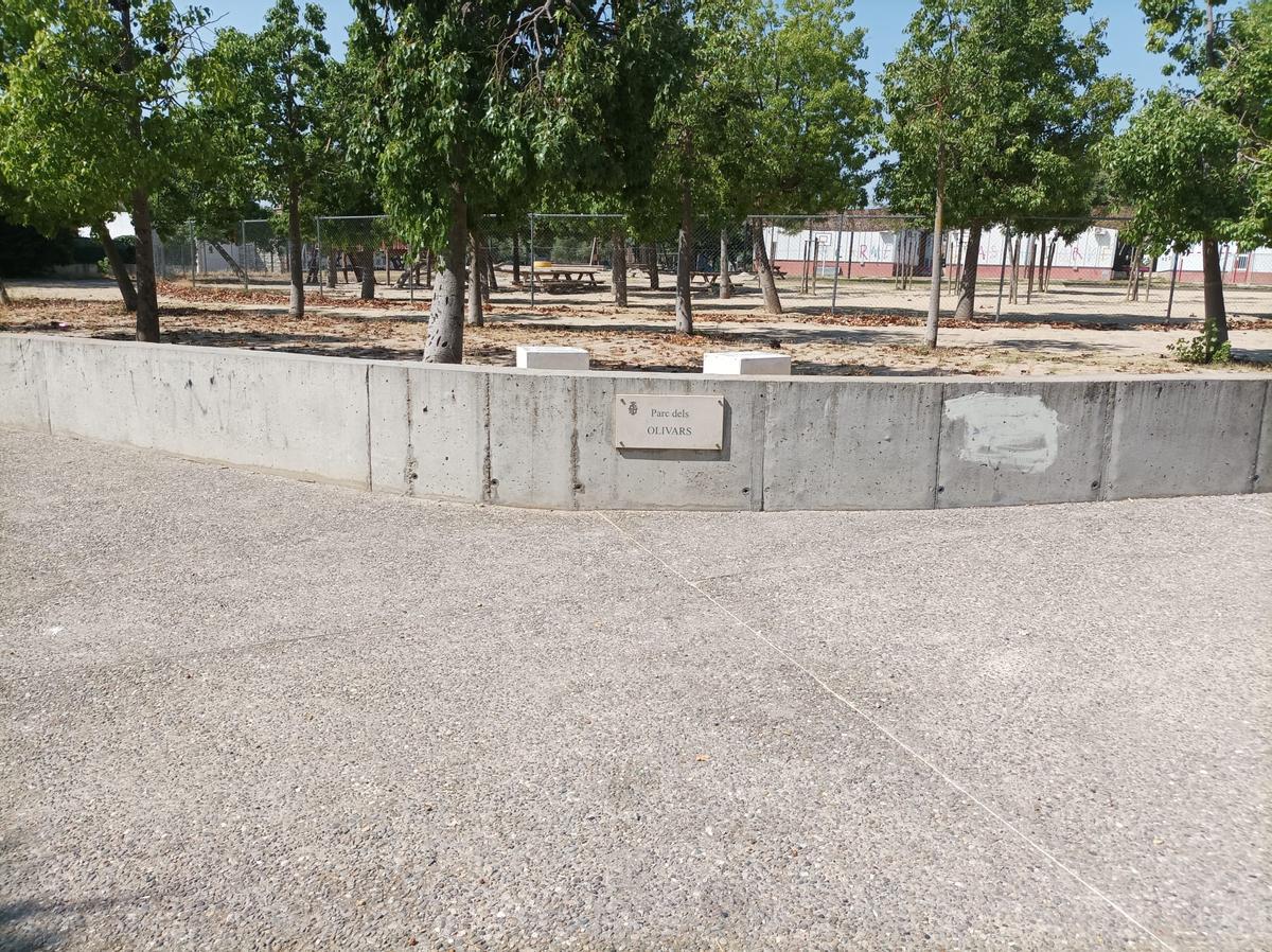 La plaça amb el tancament i els barracons de l'escola
