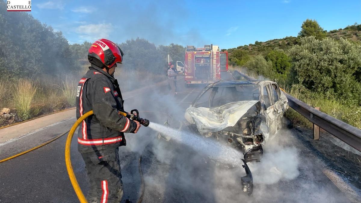 El vehículo, una vez extinguidas las llamas.