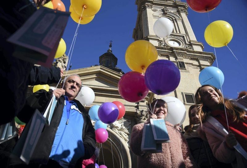 Suelta de globos literarios en la plaza del Pilar