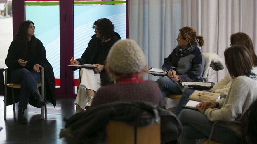 Raquel Ruiz conversa con las representantes de seis centros de FP de Avilés, ayer, en el edificio Fuero. | M. Fuentes