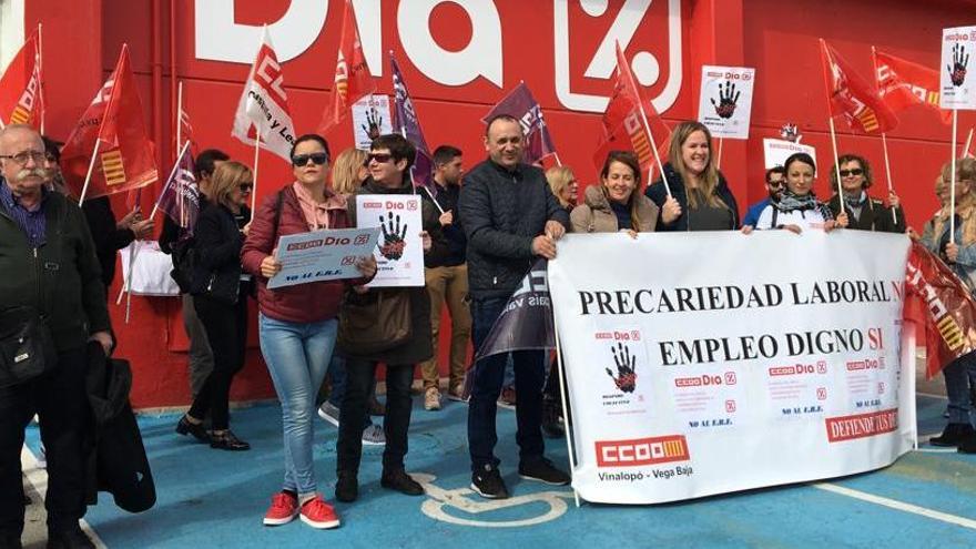 Trabajadores de DIA protestan contra el cierre de cuatro supermercados en Elche