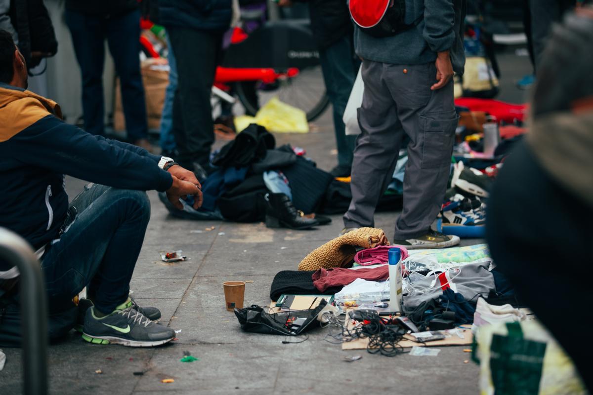 Detalles del mercadillo de personas sin hogar frente a las colas del hambre del comedor Ave María, en Madrid.