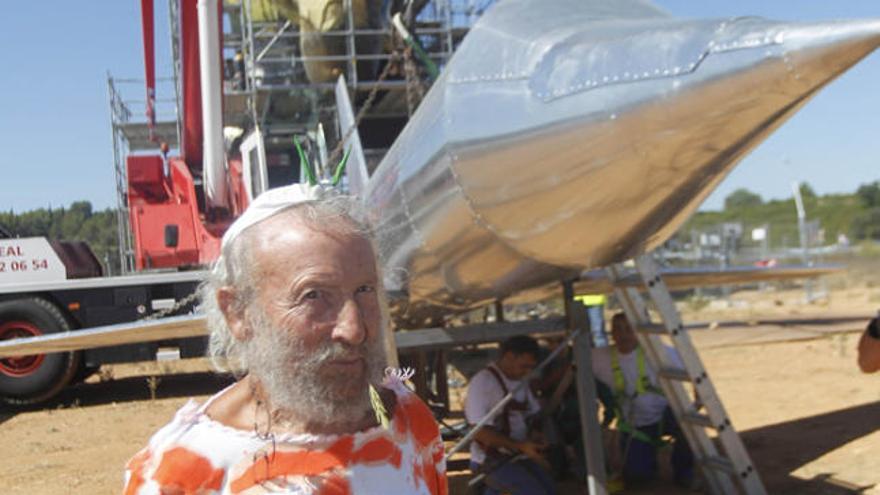 El artista posa frente al aparato que corona la gigantesca cabeza de Carlos Fabra, cuyo coste supera los 300.000 euros