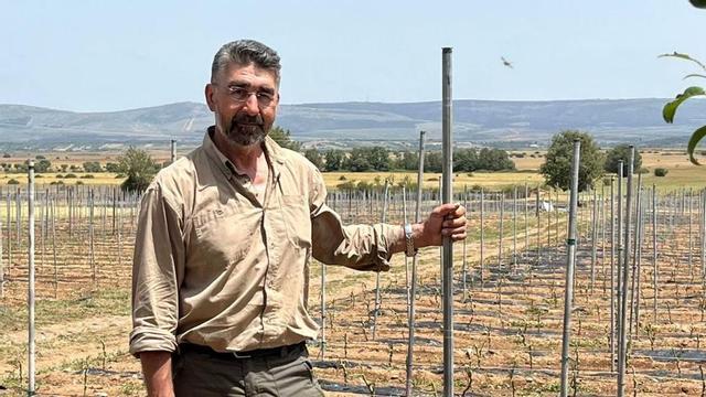 Rafael Caballero, en la finca afectada por la tormenta de granizo registrada en San Vitero. | Cedida