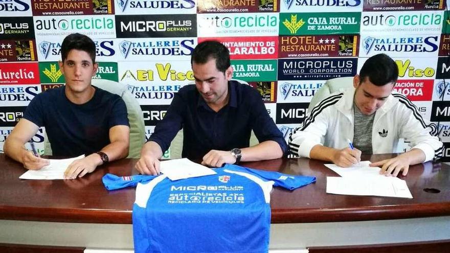 Los dos jugadores junto a Saludes.