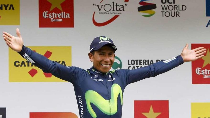 Nairo Quintana abre los brazos para celebrar su victoria en Barcelona.