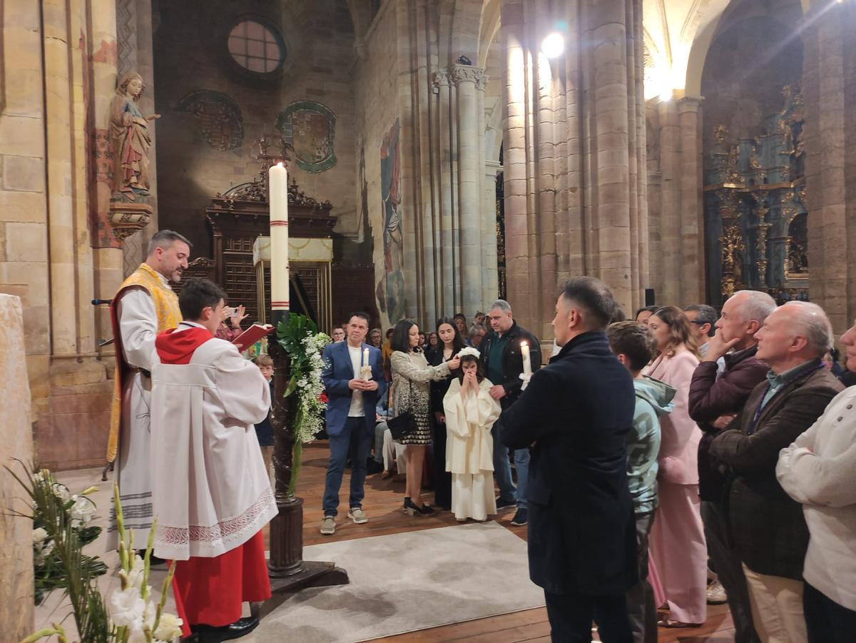 Momento de los bautizos realizados durante la Vigilia Pascual.