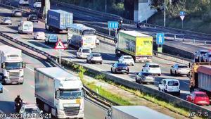 Autocar averiado en el carril central de la AP-7 a la altura de Sant Cugat del Vallès