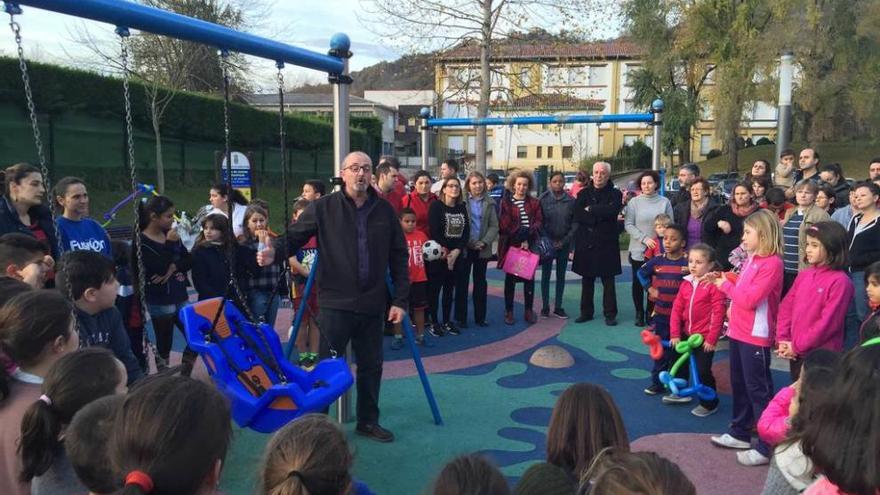 El presidente de &quot;Emburria&quot;, José Luis Mosquera, inaugurando el columpio adaptado del parque de Cangas ayer.