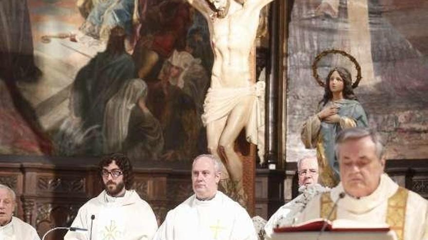 Ángel María Vilaboa, segundo por la izquierda, ayer, en Santo Tomás.