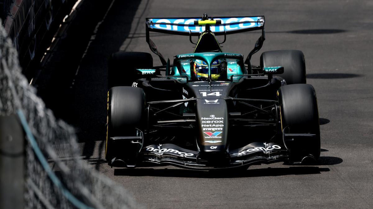 Fernando Alonso, en el circuito de Mónaco, con decoración especial en su AMR26