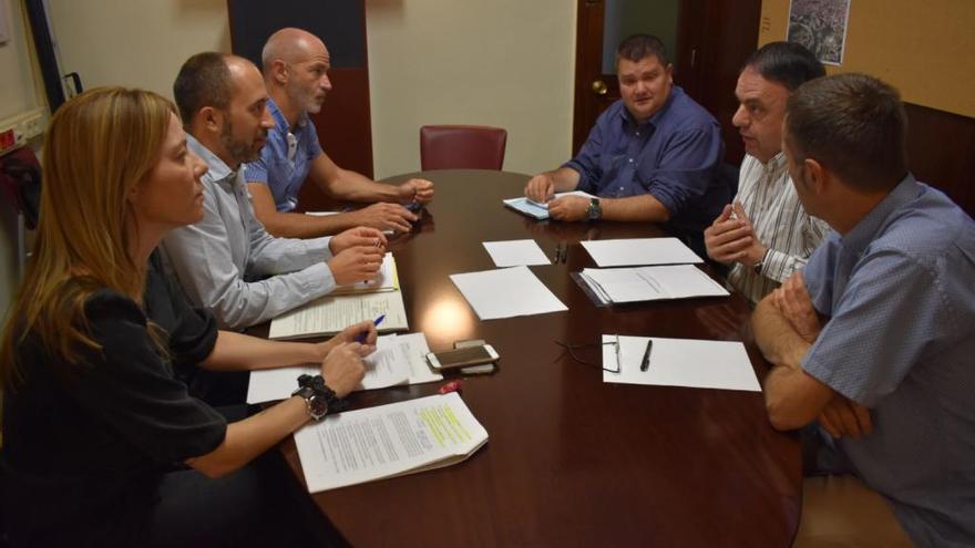 La taula de negociació amb Cristina Cruz, Marc Aloy i David Aaron López, per la banda republicana, i Joan Calmet, Valentí Junyent i Toni Massegú, per Junts per Manresa.