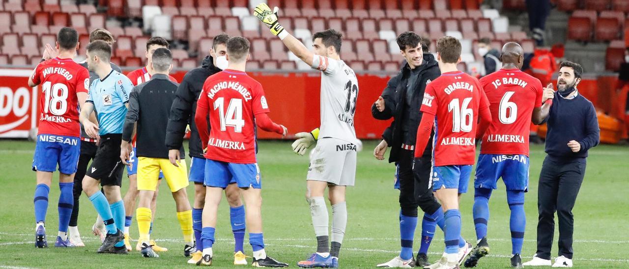 Los jugadores del Sporting celebran el triunfo frente al Málaga