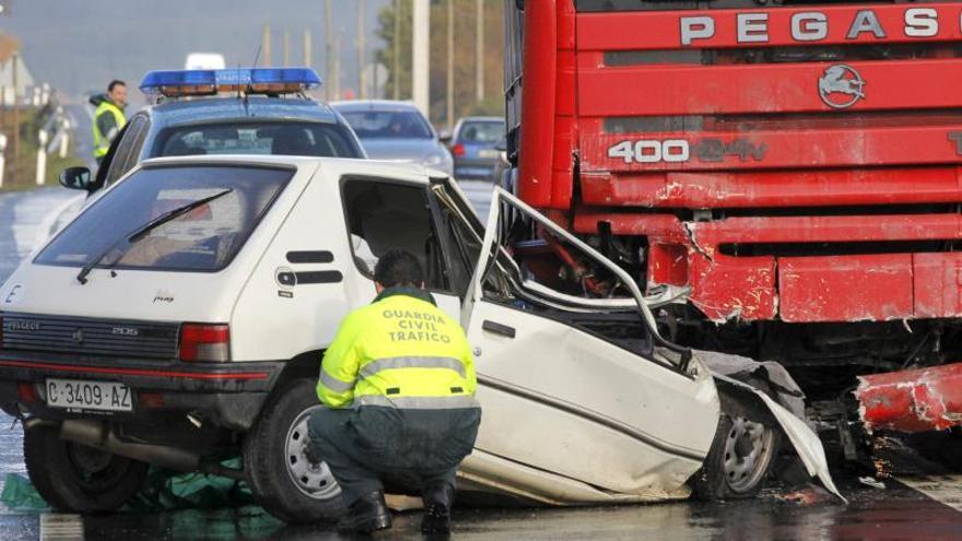 Coche siniestrado en Galicia en un accidente con un camión / ecg