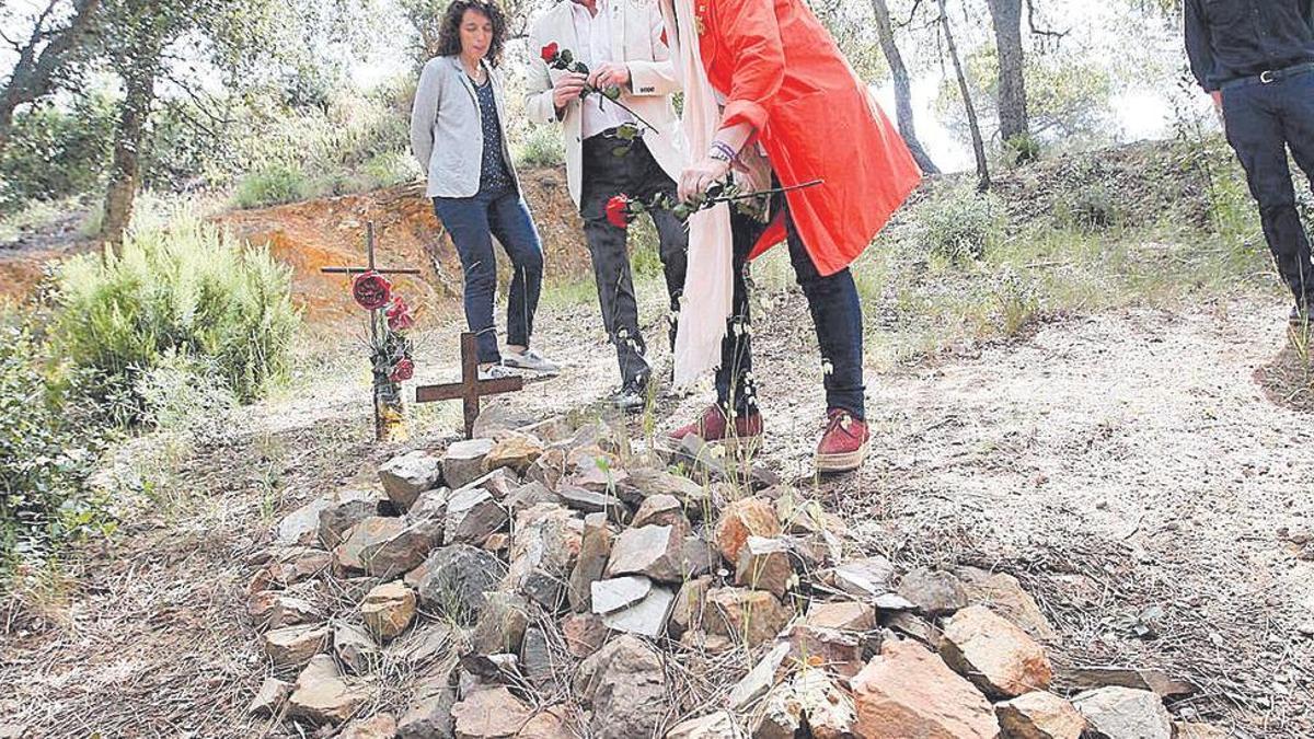 L'exconsellera Ester Capella deixa una rosa a la tomba del soldat desconegut de Cassà, el 2019.