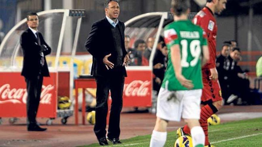 Caparrós gesticula durante el partido ante el Athletic del 15 de diciembre de 2012.