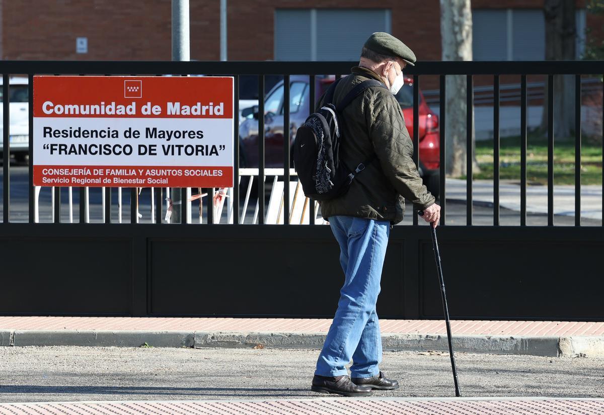 Una persona mayor. Una persona mayor.