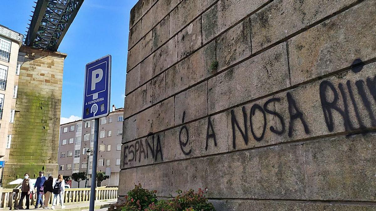 Pintada en el viaducto de Madrid y, en el recuadro, otra en la fachada del multiusos de A Xunqueira.  | // FDV