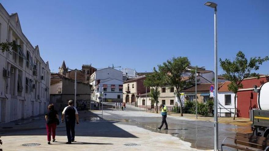 Un conductor ebrio siembra el caos en la zona de San Blas de Cáceres al colisionar contra diez coches aparcados