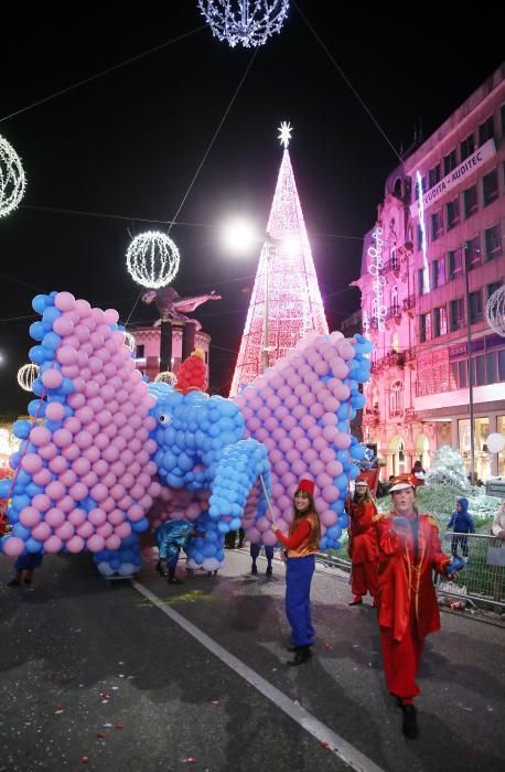 Miles de niños y niñas disfrutan junto a sus familias del desfile récord de la ciudad olívica. Melchor, Gaspar y Baltasar lanzaron caramelos desde sus carrozas.