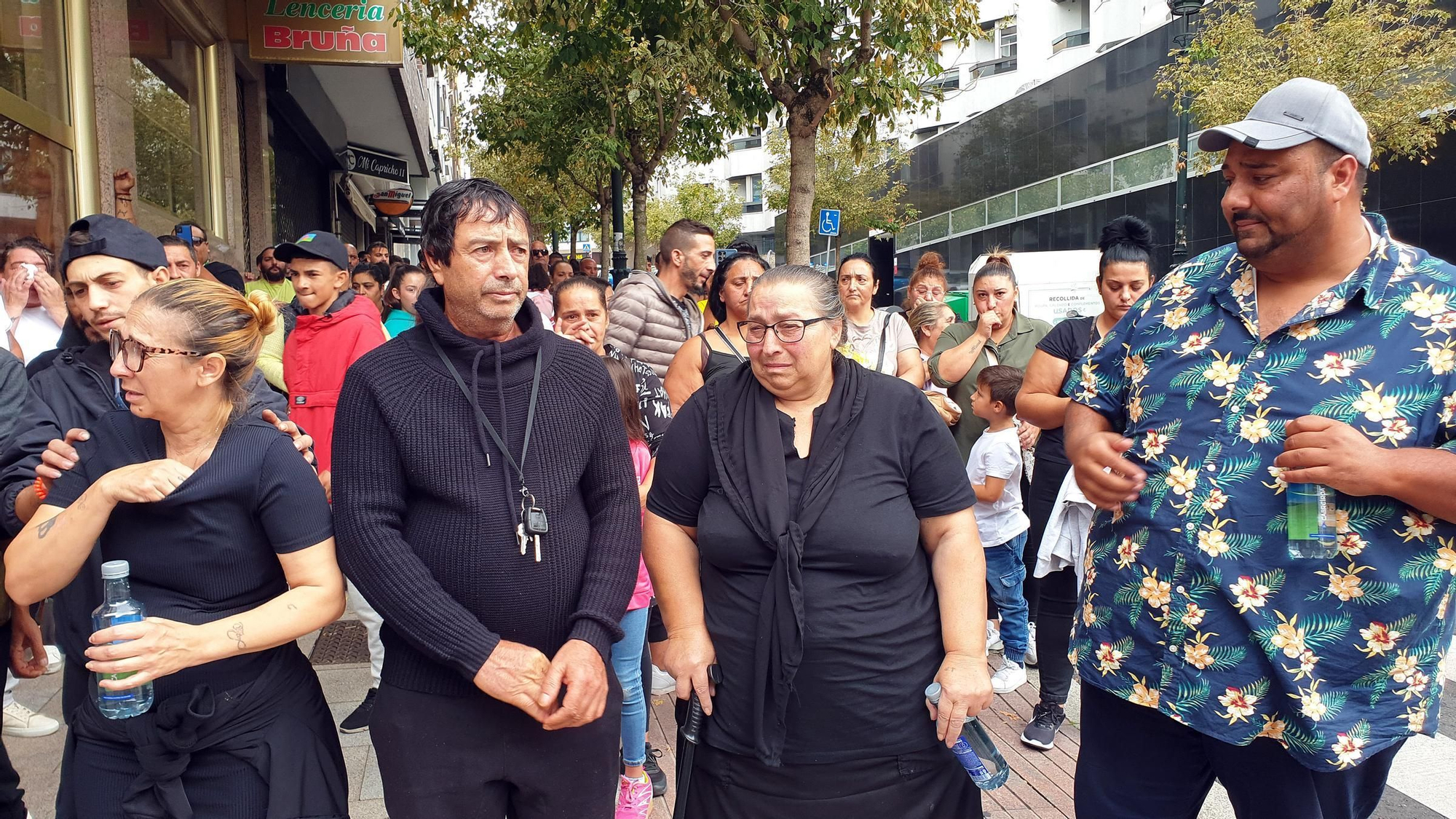 Vecinos vuelven al edificio incendiado en Vigo a por sus pertenencias, y familias de etnia gitana en torno a Povisa