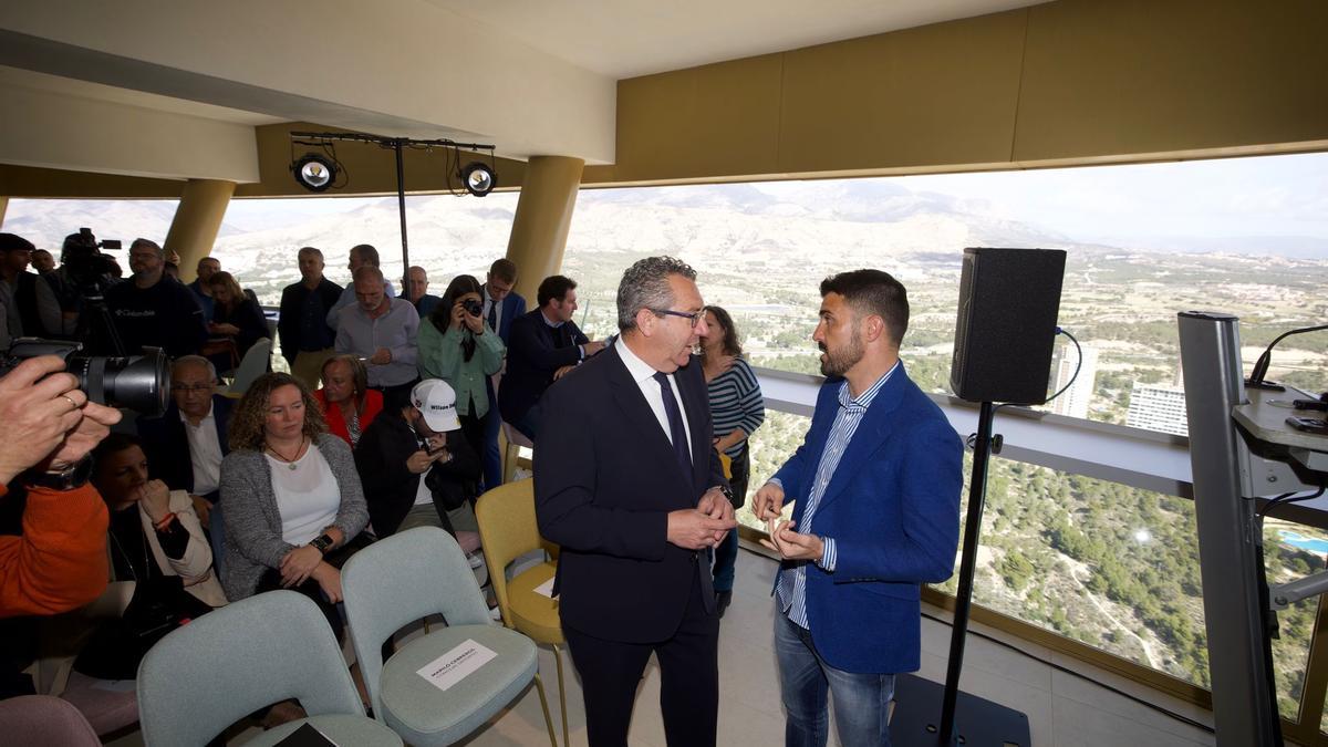 Villa presentó su proyecto en el Edificio Intempo