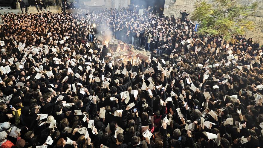 Manacor exhibe su devoción por Sant Antoni en el multitudinario ensayo de los ‘Goigs’ en la Concòrdia