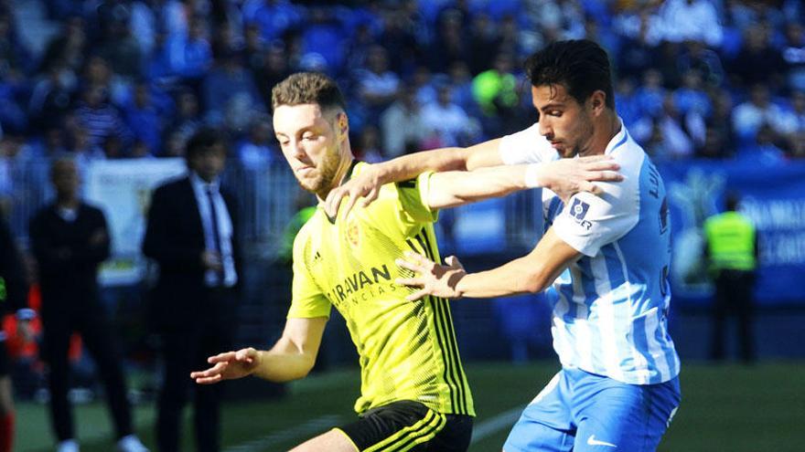 Una acción del Málaga - Zaragoza, último partido disputado en La Rosaleda.