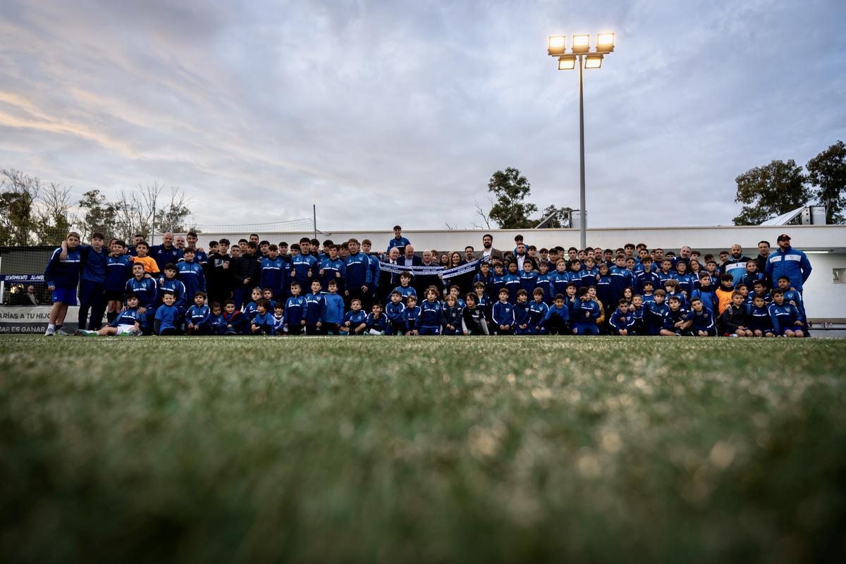 Foto de familia con los distintos equipos que entrenan en el campo de San Julián.