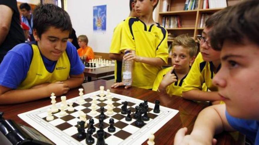 Niños jugando al ajedrez en el San Antonio Abad en los juegos Intersalesianos de este mes.