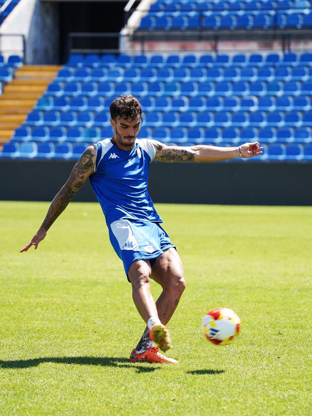 Adrián Pérez 'Bolo', trabaja en el Rico Pérez en una sesión programada en el Rico Pérez.