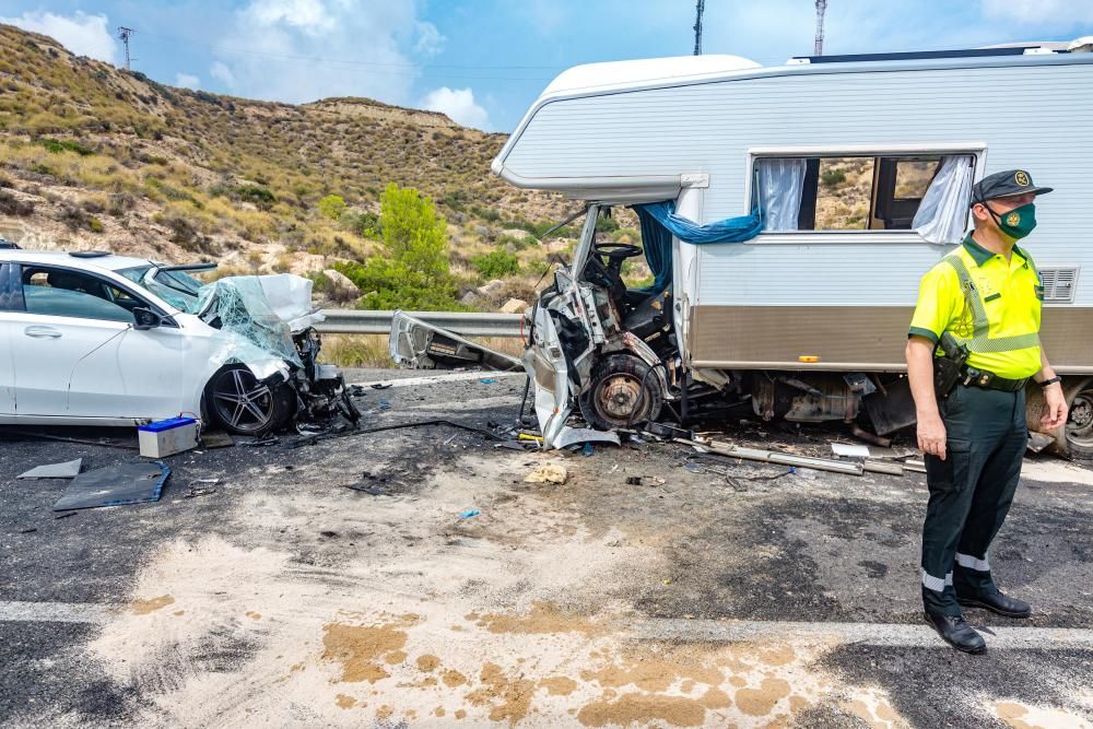 Un coche y una autocaravana han chocado a la altura de la venta Lanuza y la carretera ha sido cortada