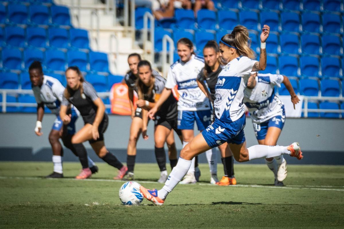 Nalia Ramos lanza desde el punto de penalti en el partido entre el Costa Adeje y el Badalona.