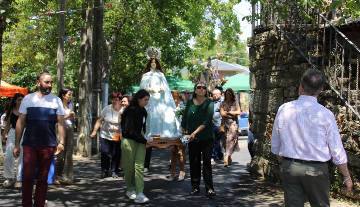 Procesión por las calles de Ferreros de Sanabria por San Clemente. | A. S.