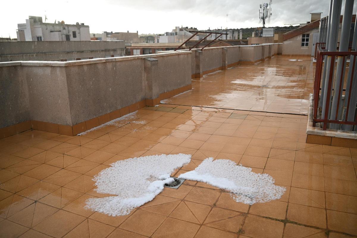 El granizo sorprende en La Marina