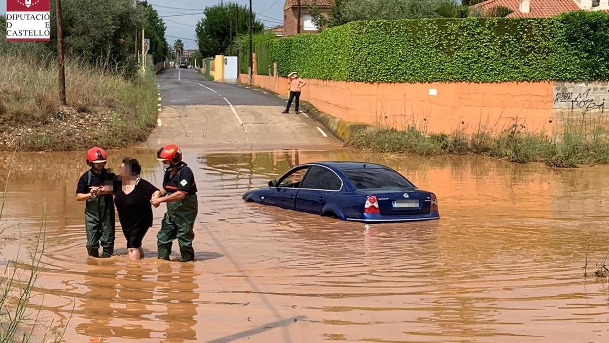 Rescate de una persona en un vehículo atrapado en Benicarló