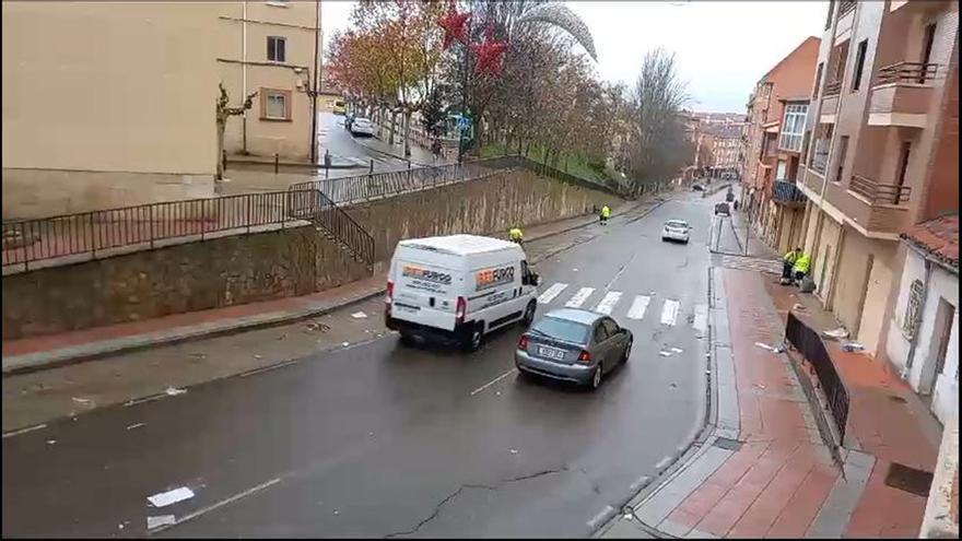 Circulación en la Cañada de la Vizana durante la limpieza de la calzada tras el mercadillo de la ropa.